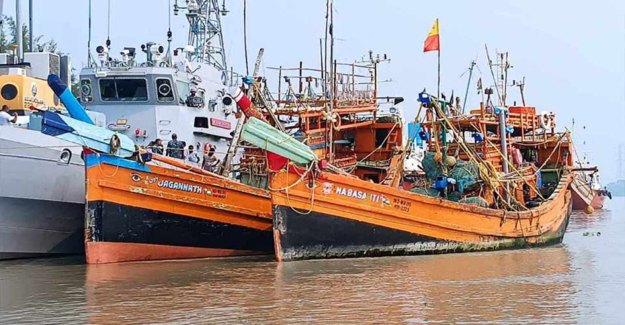 বঙ্গোপসাগর থেকে ভারতীয় ফিসিং ট্রলারসহ ১৪ জেলে আটক করেছে নৌ বাহিনী