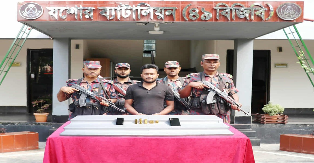 ভারতে পাচারের উদ্দেশ্যে নিয়ে যাওয়ার সময় কোটি টাকার স্বর্ণবারসহ এক পাচারকারী আটক