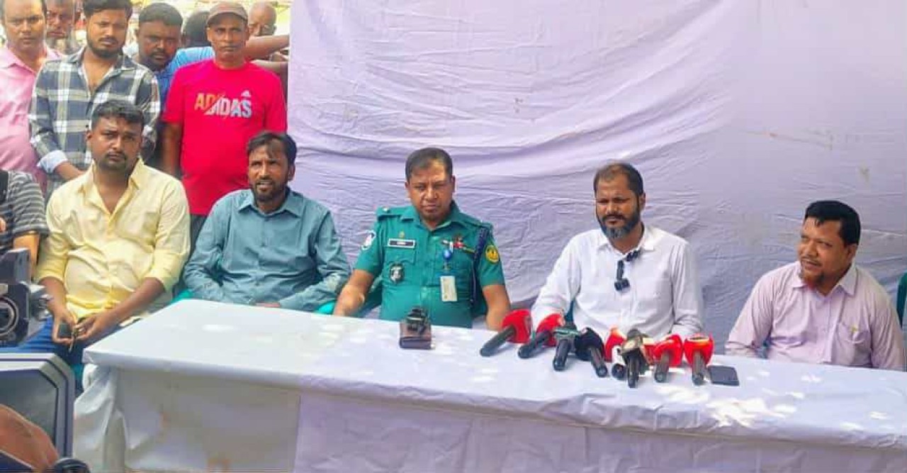 দীর্ঘ ষড়যন্ত্র ও জটিলতা শেষে চরশ্যামপুর–দিয়ারখিদিরপুর বালু মহলটি বুঝিয়ে দিলেন এসিল্যান্ড