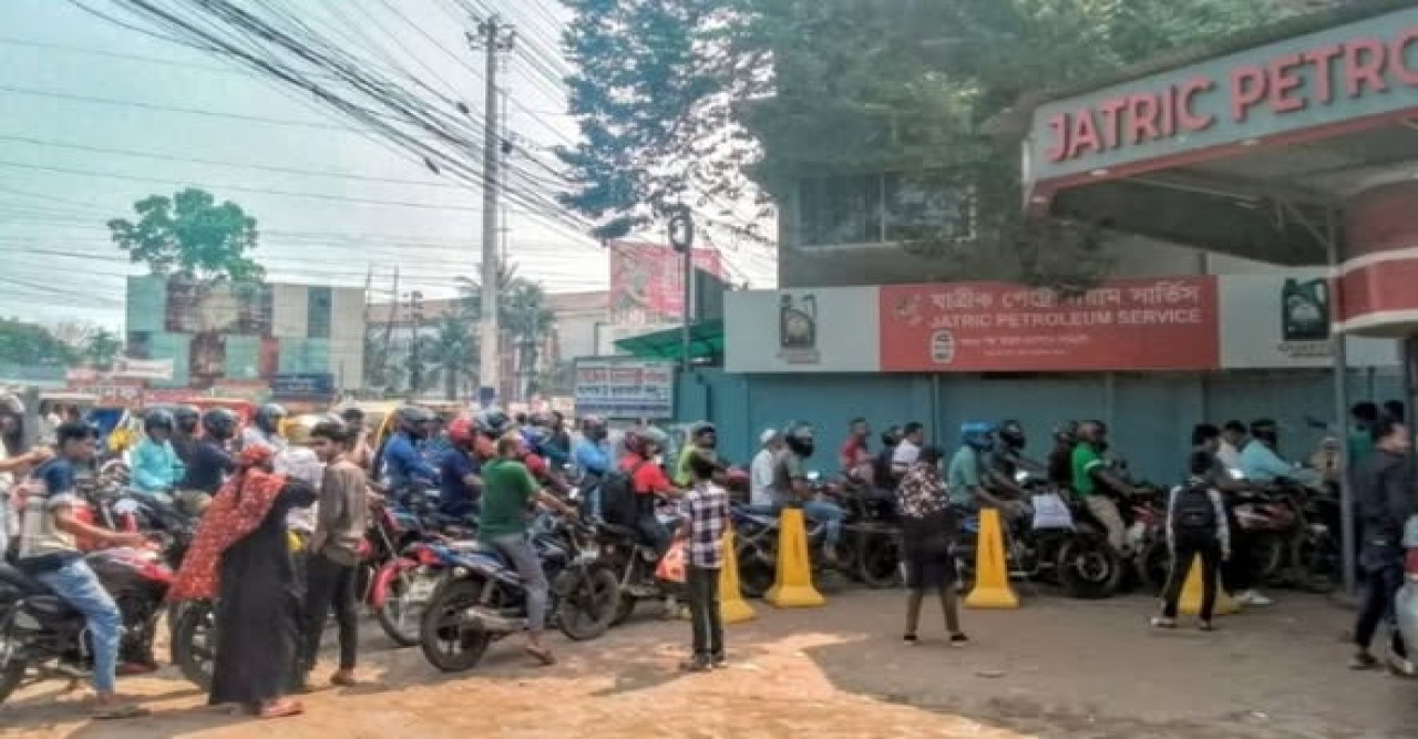 যশোরে সংকট আশঙ্কায় পেট্রোল পাম্পগুলোতে ভিড়