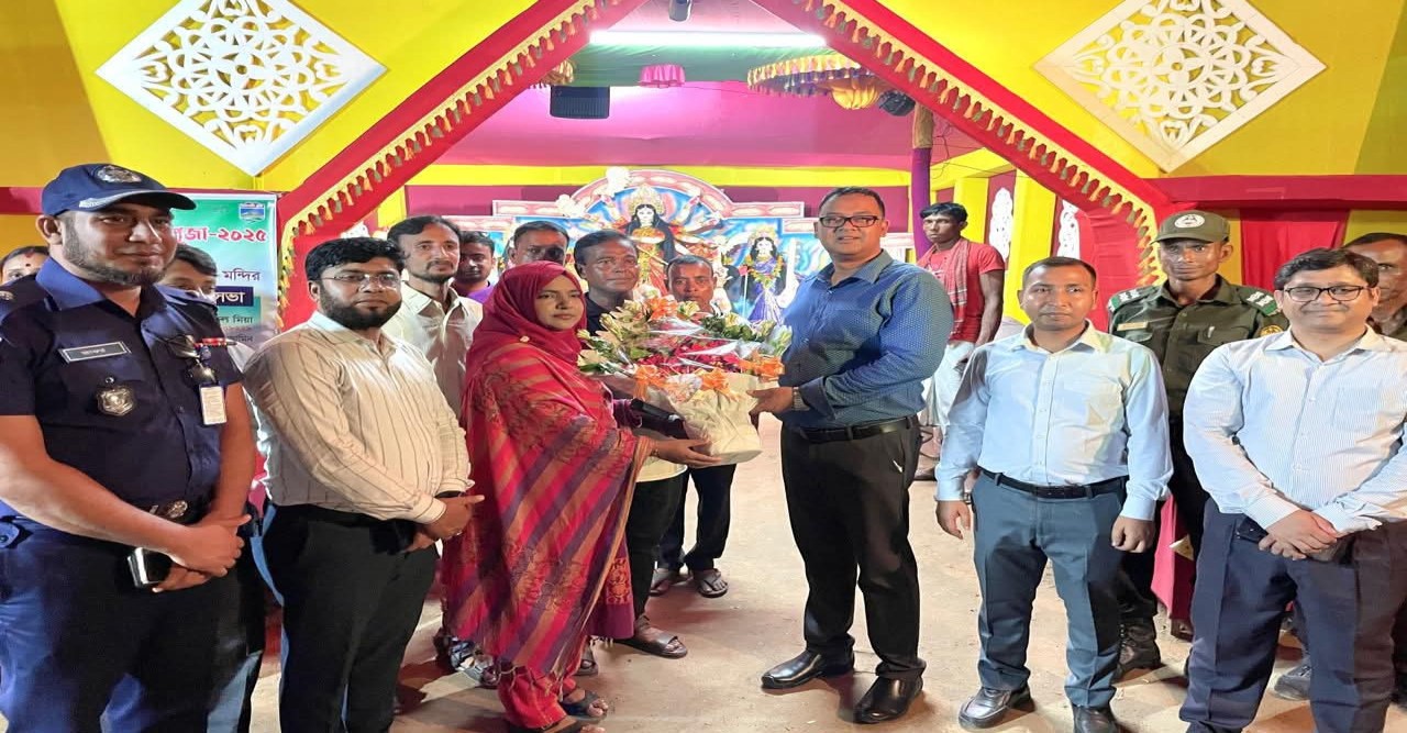 নওগাঁর ধামইরহাটে পুজো মন্ডপ পরিদর্শন করেন জেলা প্রশাসক