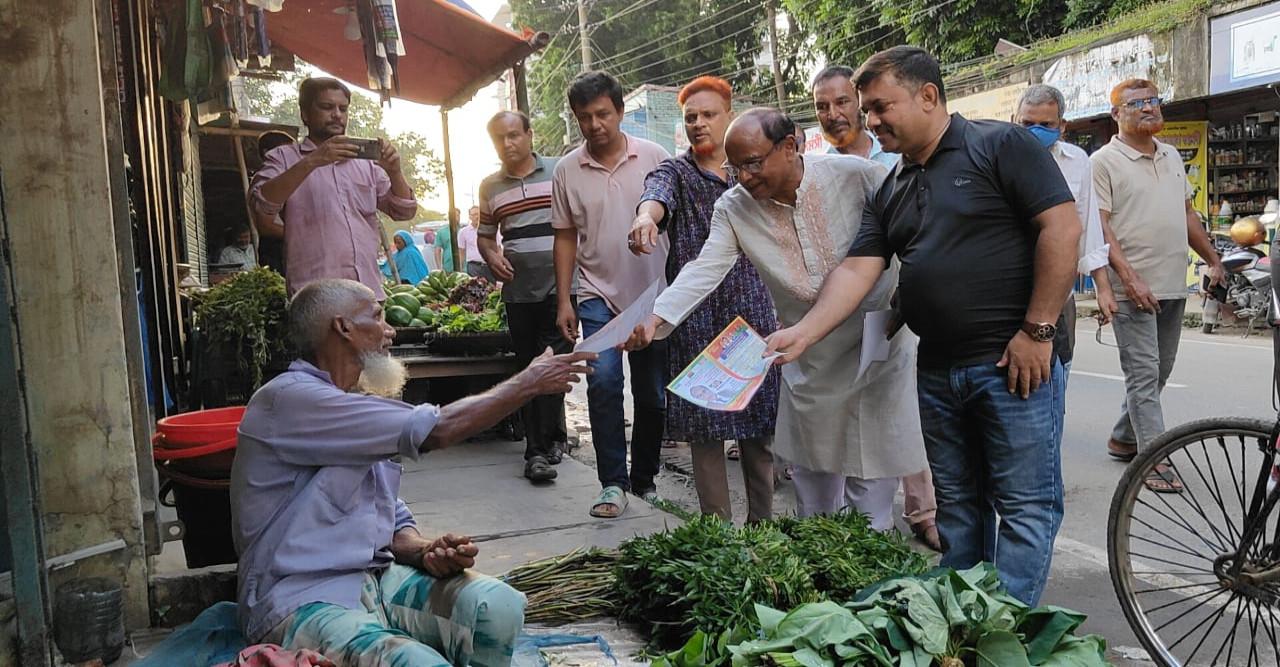 বিএনপির গণসংযোগ কার্যক্রমে লিফলেট বিতরণ