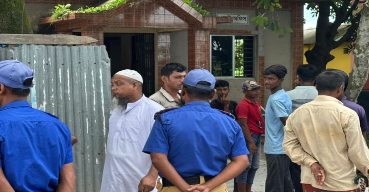 তানোরে জমির তদন্তে গিয়ে কথিত কবিরাজের হাতে ইউনিয়ন ভূমি কর্মকর্তা লাঞ্চিত