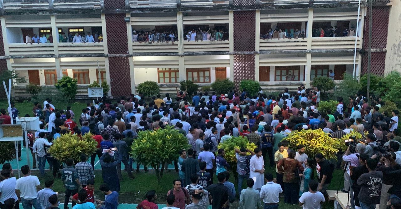 রাবিতে পোষ্য কোটা ইস্যুতে উত্তপ্ত ক্যাম্পাস, প্রভিসি, প্রক্টর, শিক্ষার্থী হাতাহাতি