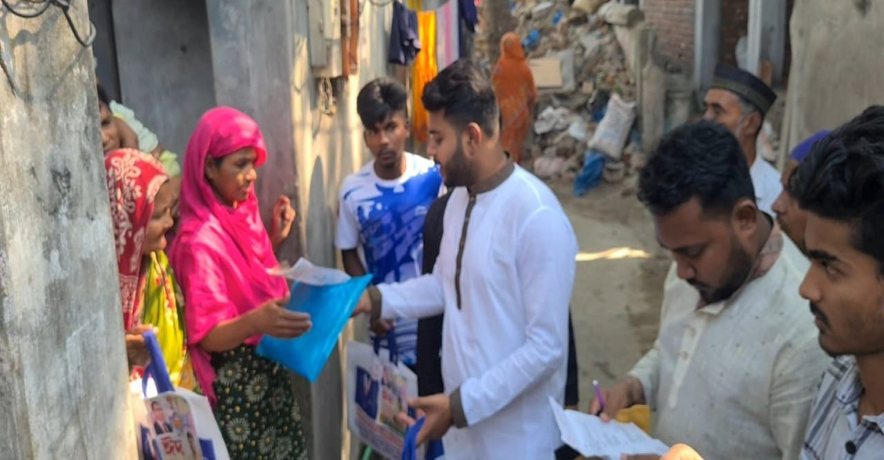 অসচ্ছল পরিবারের মাঝে ঈদ উপহার বিতরণ করলেন ছাত্রনেতা বিশাল
