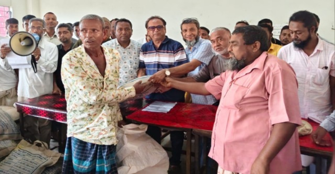 মোহনপুরে দরিদ্রদের মাঝে ১৫০ বস্তা ত্রাণ বিতরণ