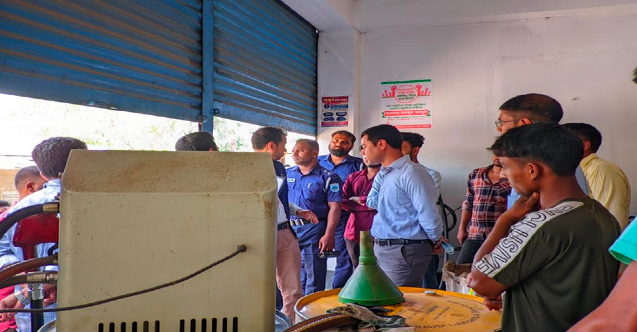 গুরুদাসপুরে ওজনে কারচুপি করায় ৩ মিনি পেট্রোল পাম্পকে জরিমানা