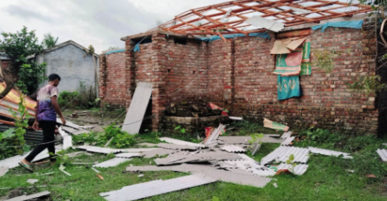 দেবহাটায় আকস্মিক ঘূর্ণিঝড়ে লন্ডভন্ড বসতবাড়ি